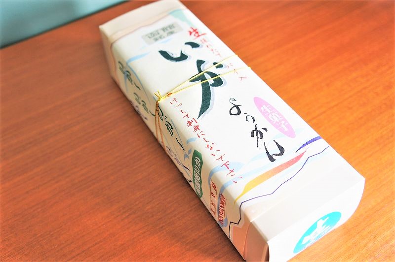 はこだて柳屋のいかようかんの箱が、テーブルに置かれている