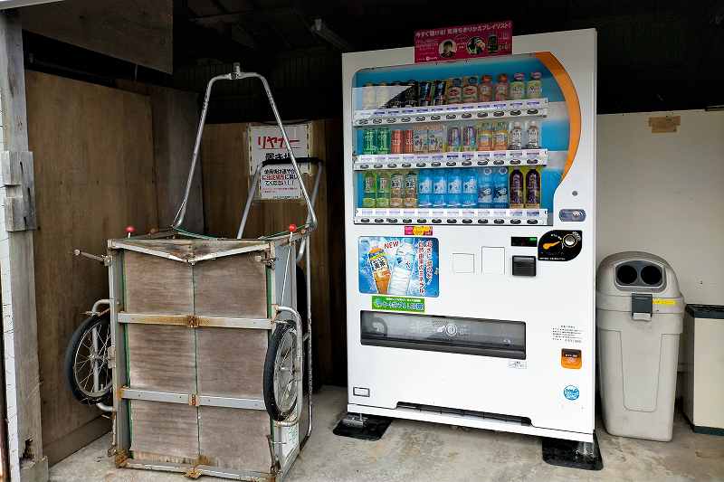 きじひき高原キャンプ場の自販機とリアカー