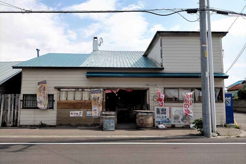 小田島水産の 工場 兼 直売所の外観