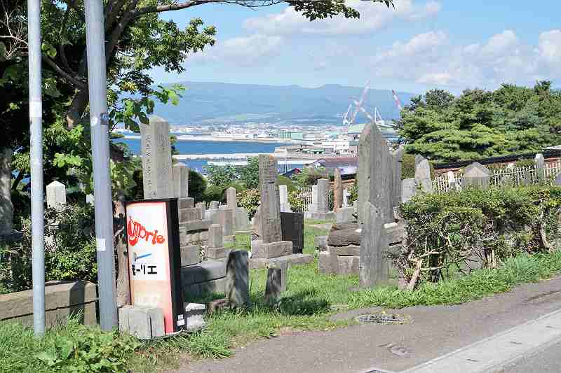 お墓の横にある「カフェテリア モーリエ」の看板