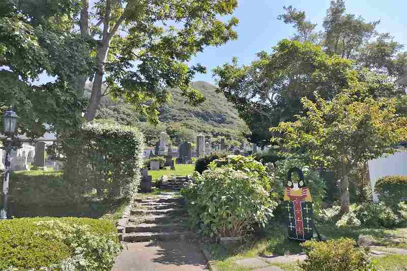 山が見える墓地とカフェテリア・モーリエの前にあるマトリョーシカの顔ハメ看板