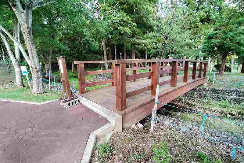 白石公園はこだてオートキャンプ場の駐車場へ続く橋