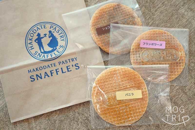 函館「スナッフルス函館エキナカ店」限定の焼き立てゴーフレット3種類がテーブルに置かれている