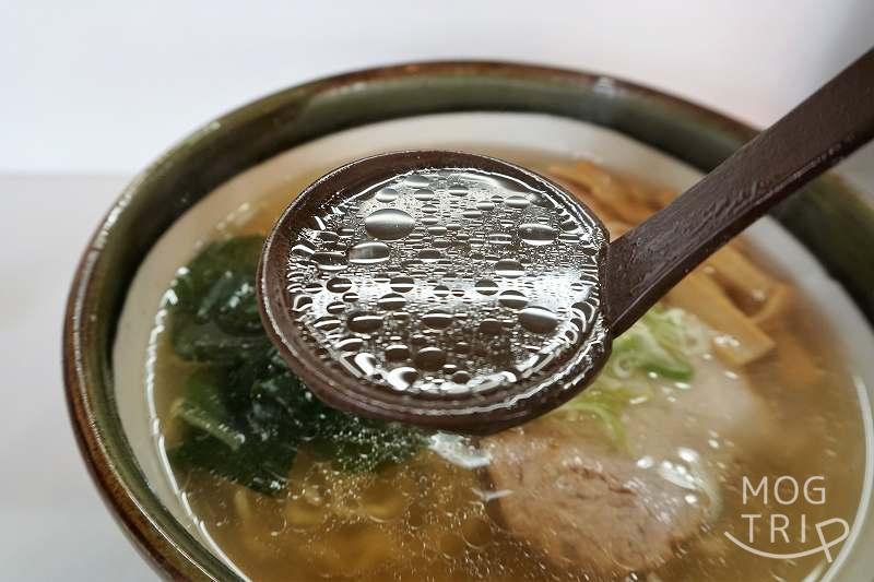 「函館らーめん かもめ」ラーメンのスープ