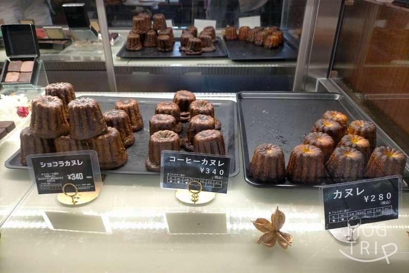 カヌレがガラスケースの中に並べられている