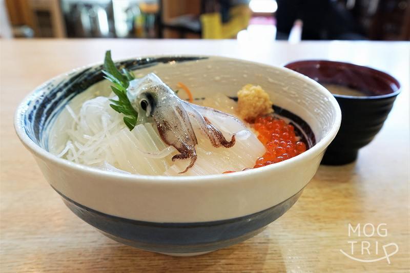 函館「一花亭たびじ」活いか踊り丼