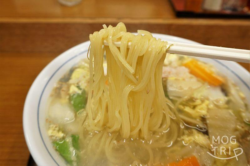 麺屋いなせ　海鮮五目ラーメンの麺をリフトした様子