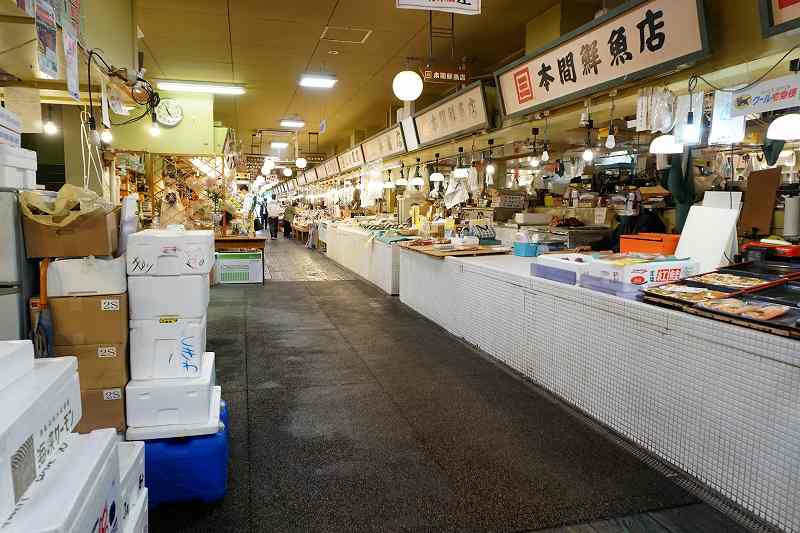 「はこだて自由市場」通路、店内の様子