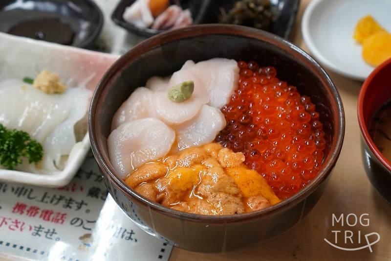 「函館朝市」きくよ食堂の巴丼