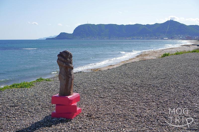 大森海岸に北海道・帯広出身の彫刻家 坂東 優(ばんどう まさる)氏の作品「抱擁」が展示されている