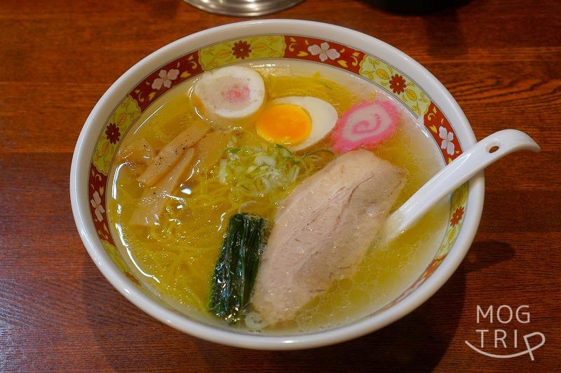 「函館塩ラーメン しなの」の、塩ラーメンがテーブルに置かれている