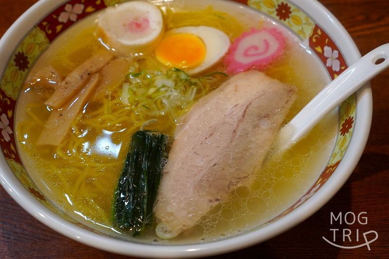 「函館塩ラーメン しなの」の、塩ラーメンがテーブルに置かれている