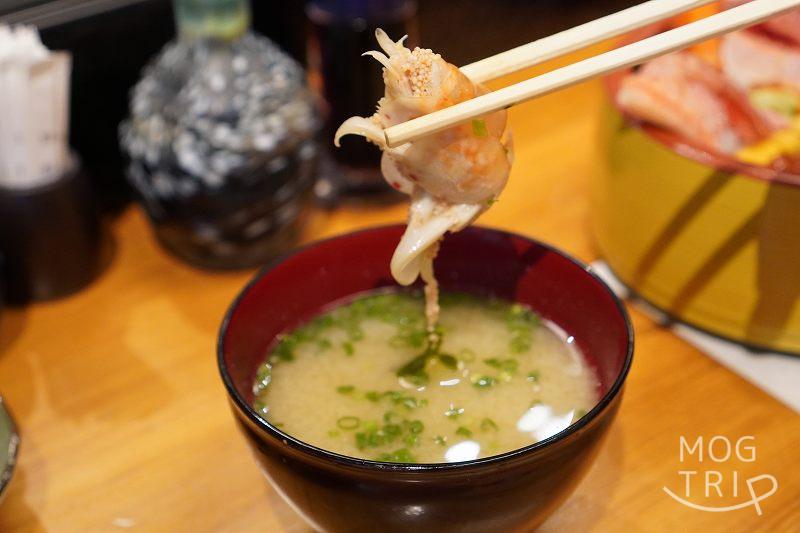 「すしの鮮昇」お味噌汁の中のボタン海老