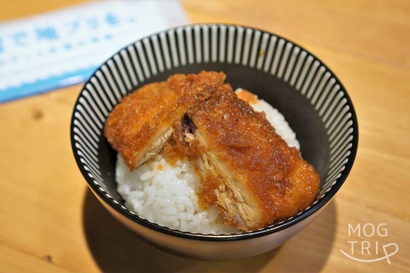 「函館朝市」地ブリショップ　ブリたれ丼