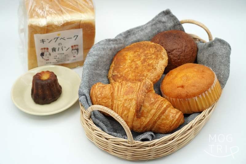 キングベークの食パンやクロワッサン、カヌレなどがテーブルに置かれている