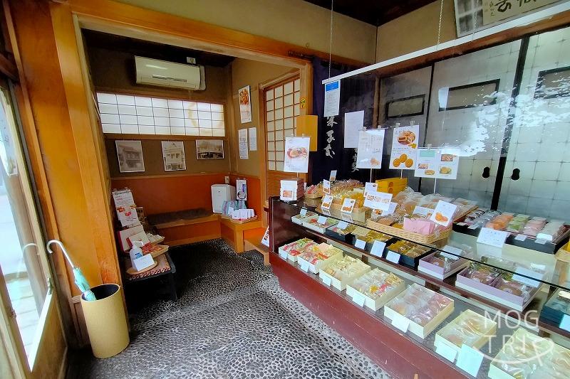 函館にある千秋庵総本家 宝来町本店の店舗内観