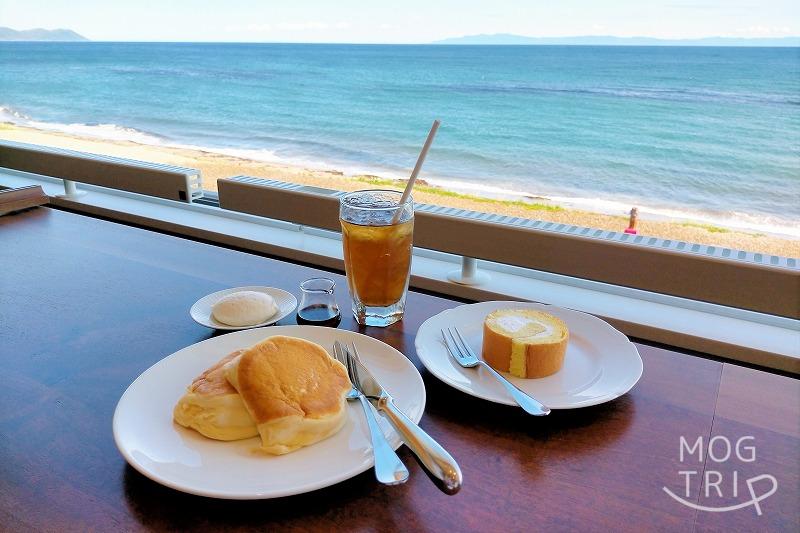 函館「六花亭 漁火通店」のパンケーキ、ロールケーキ、アイスティーなどがテーブルに置かれている