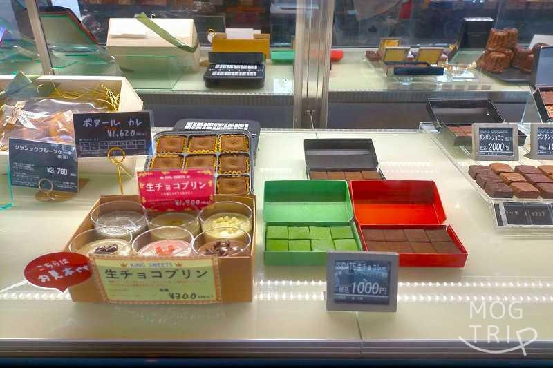 生チョコプリンや生チョコがガラスケースの中に並べられている