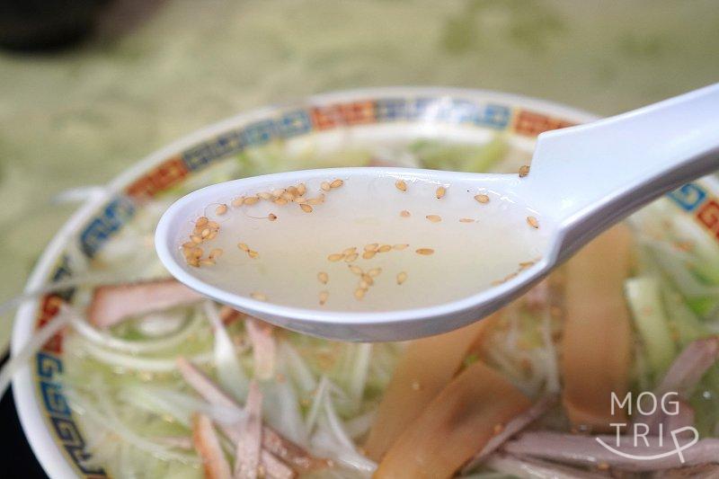 函館「西園」ネギラーメン（塩）スープ