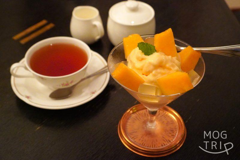 カフェチーズの夕張メロンのスムージーと紅茶がテーブルに置かれている